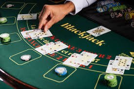 Pengguna meninjau manfaat VIP melalui ponsel