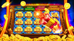 Pengguna membaca promosi melalui ponsel